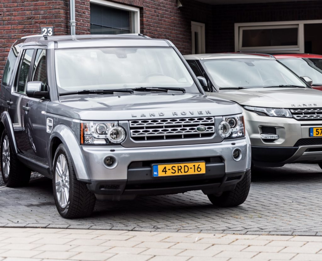 Een Land Rover Discovery 4 en een Range Rover Evoque voor het pand